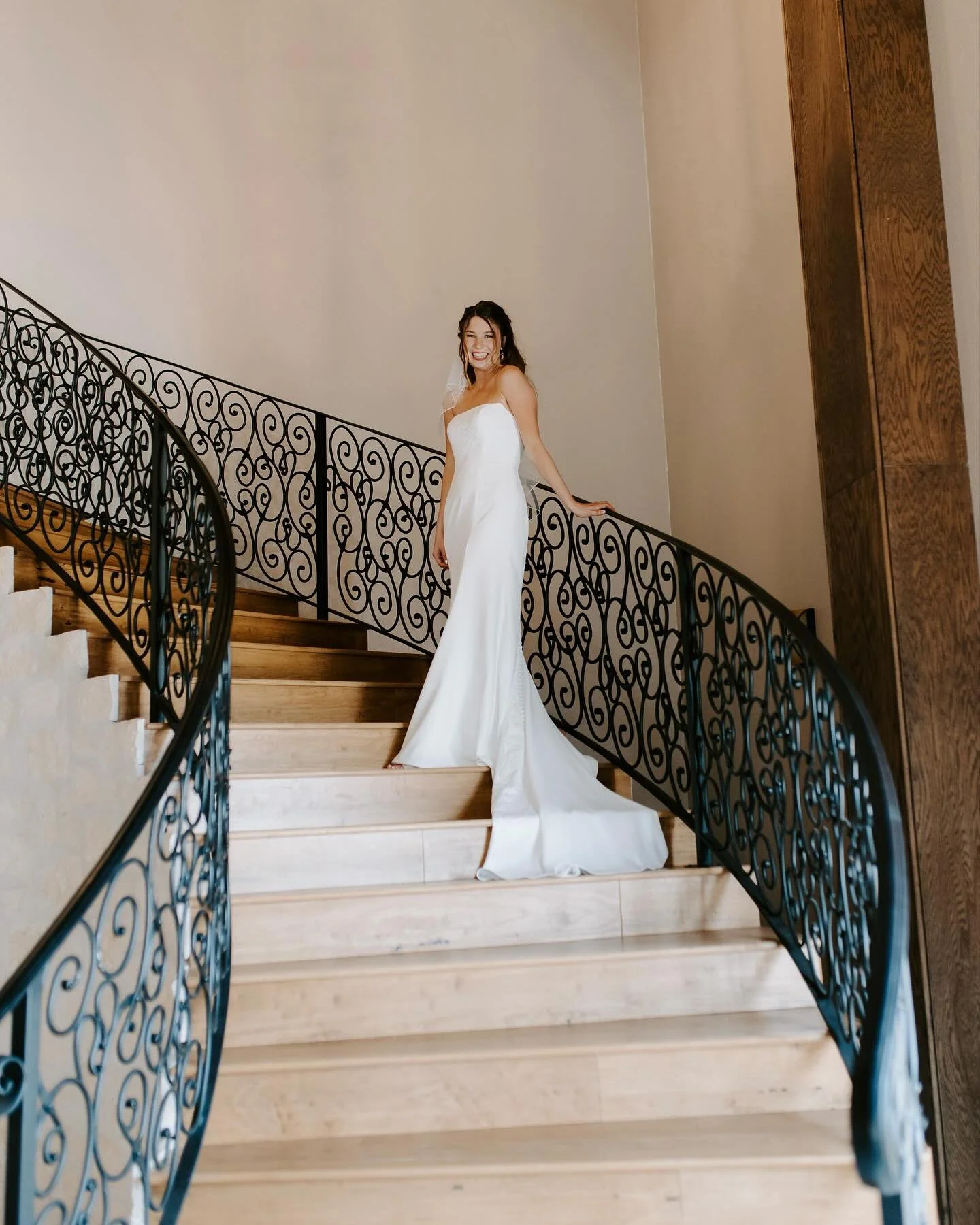 #aandbabe gabrielle &amp; mitch in @jennyyoonyc. 🤍

photo @morgan_elise_photography
florals @flowermoxie
venue @villaatthevineyard
hmua @facesbymara

dress @jennyyoonyc via @aandbe_shops dallas

real bride, real wedding, dallas bride, texas wedding,