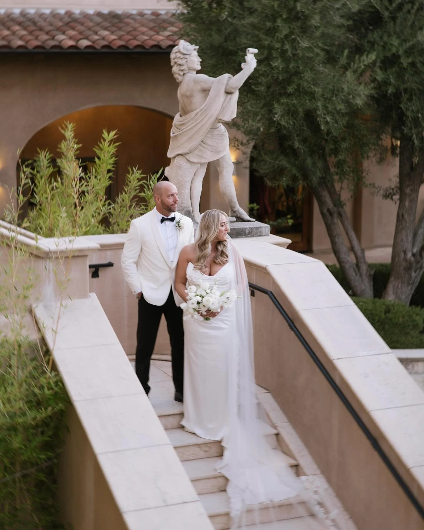 #aandbabe claire &amp; brad in @alenaleenabridal 🤍 featuring a tuscan-style villa in wine country, lush greenery &amp; timeless wedding details ✨

photo @mirandajeanphoto
coordinator @thesocialspree
venue @allegrettovr
florals @maunaflorist
hmua @ma