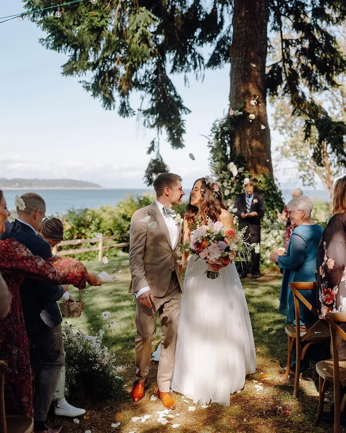 #aandbabe lindsay &amp; grant in @alenaleenabridal. 🤍

photo @benjhaisch
planning &amp; coordinator @simplytamaranicoleweddings
venue @thecaptainwhidbey
hmua @bridalbeautyagency

dress @alenaleenabridal via @aandbe_shops seattle

real bride, real we