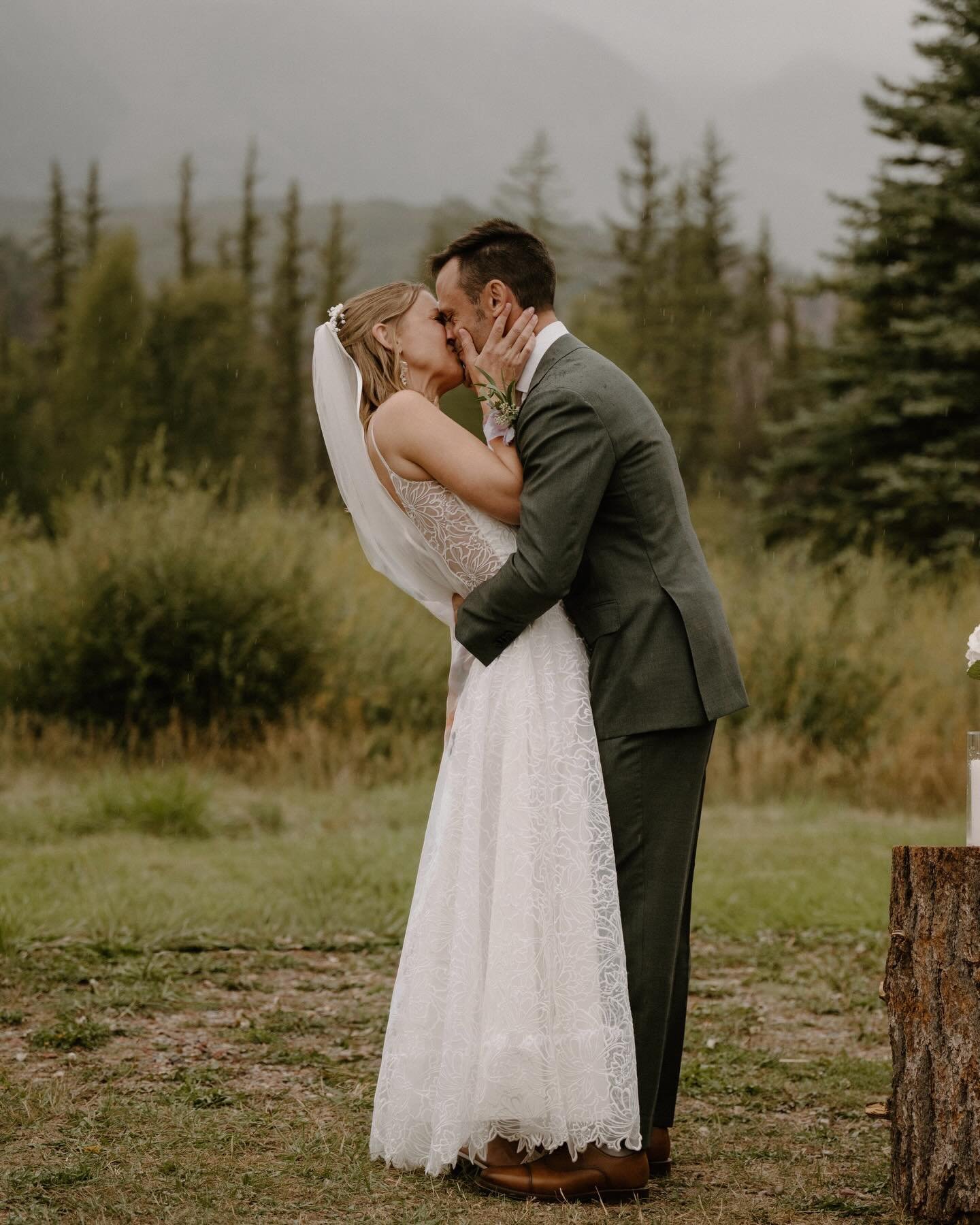 a&amp;b&eacute; real bride kathleen &amp; sean in @truvellebridal 🤍 this is the kinda love they write songs about 🥹🤍

dress | kasio by @truvellebridal via @aandbebridalshop #denver
bride &amp; groom | @tinyhousetinyfootprint @seanpatrick63
photos 