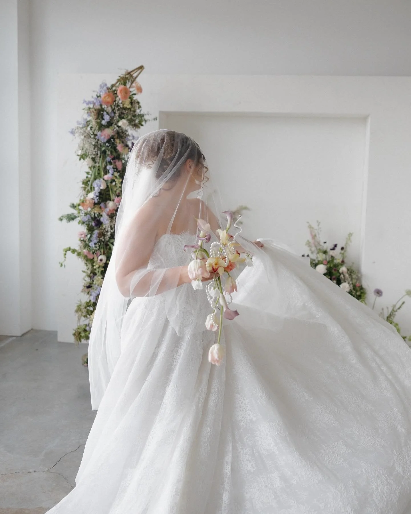 we&rsquo;ll be swooning over the details of this creative shoot for the next week at least 😍 the light and the florals paired with &lsquo;dahlia&rsquo; by @alenaleenabridal is everything &amp; more ✨

dress | dahlia by @alenaleenabridal via a&amp;b&