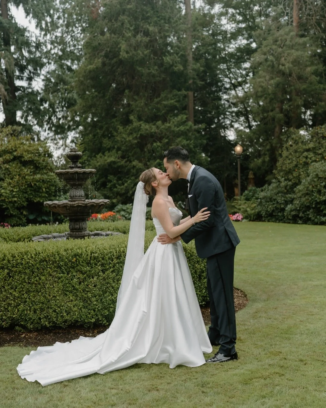 swooning over this classy &amp; romantic day between a&amp;b&eacute; bride kelsey &amp; tyler, wearing @mwlbride 🤍🕊️

congrats to the vanbrocklins! 🥂

dress | celine by @mwlbride via a&amp;b&eacute; #portland
neck scarf &amp; veil | @mwlbride via 