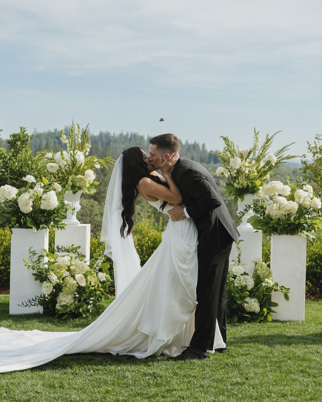 congratulations to this beautiful a&amp;b&eacute; bride genesis &amp; tim, featuring @ruedeseinebridal &amp; a dreamy outdoor ceremony 💛✨🥂

dress | printemps by @ruedeseinebridal via a&amp;b&eacute; #sacramento
veil | @ruedeseinebridal via a&amp;b&