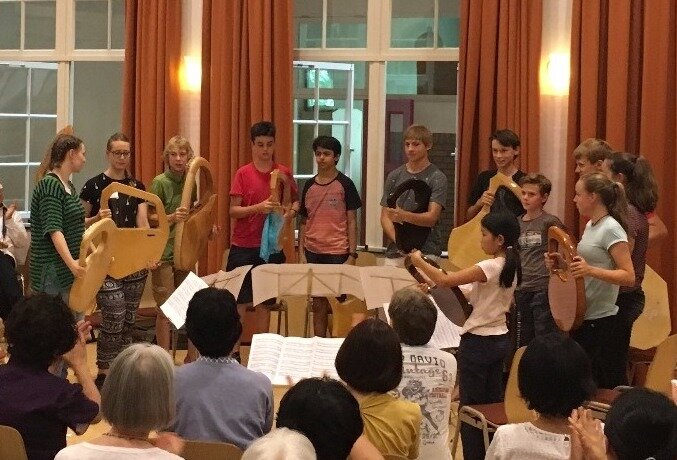 Eliot (middle) with the youth group in Zeist.