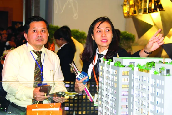 Khách hàng tham quan mô hình Dự án Sky Center của chủ đầu tư Hưng Thịnh.