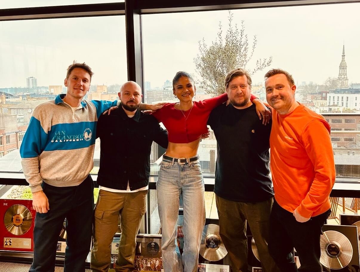 So happy that @persiaholder has just signed her first publishing deal with @pulserecording in conjunction with @andrewjacksonwroteit and @milkhoneyuk 👏🎶🎂🔥🥳 . Well done to the whole team and excited for the next chapter. Well done to @jxtasker an