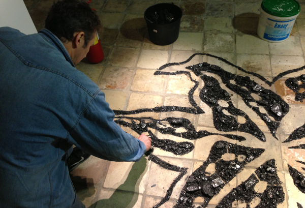 Vladimir Anselm at work, Gallery 9/1, Moscow. Courtesy of the artist and Gallery 9/1.