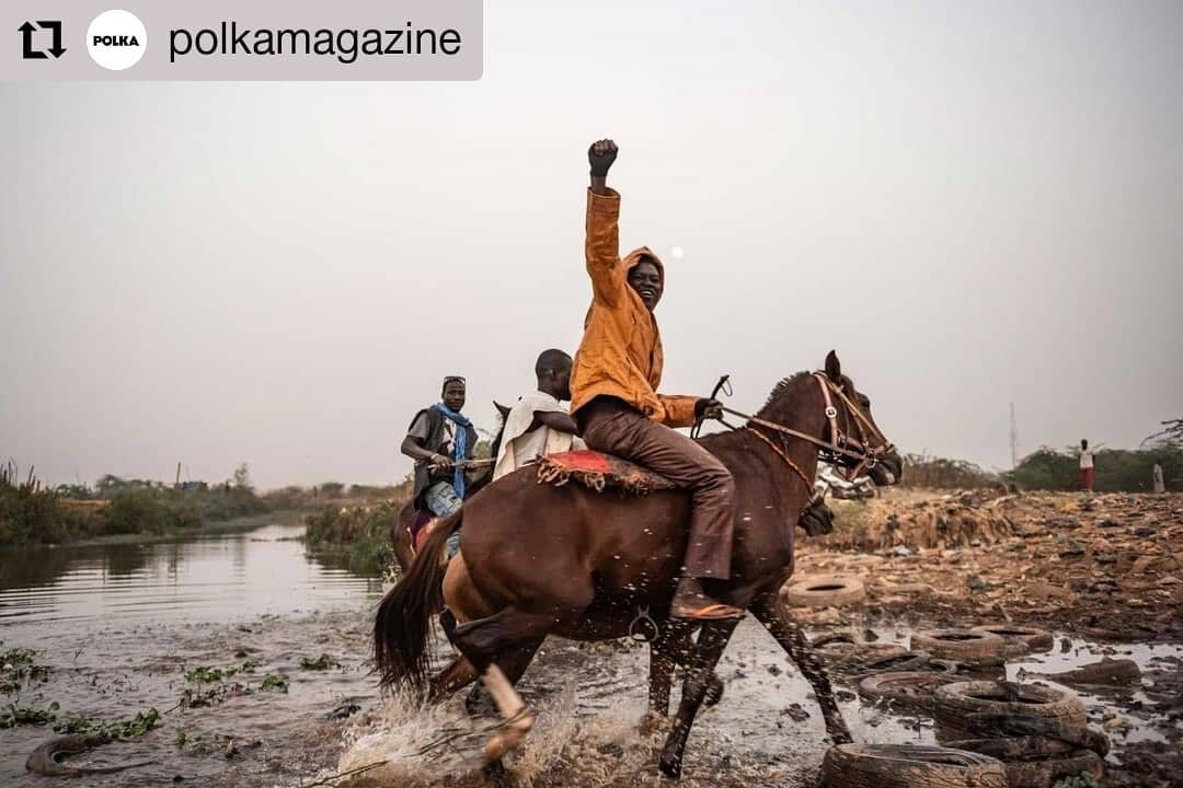 Merci polka.

#Repost @polkamagazine
&bull; &bull; &bull; &bull; &bull; &bull;
[Votez!] Parti en qu&ecirc;te d&rsquo;un sujet sur les courses hippiques au Burkina Faso, Aur&eacute;lien Gillier fait la connaissance d&rsquo;un &ldquo;sh&eacute;rif&rdqu