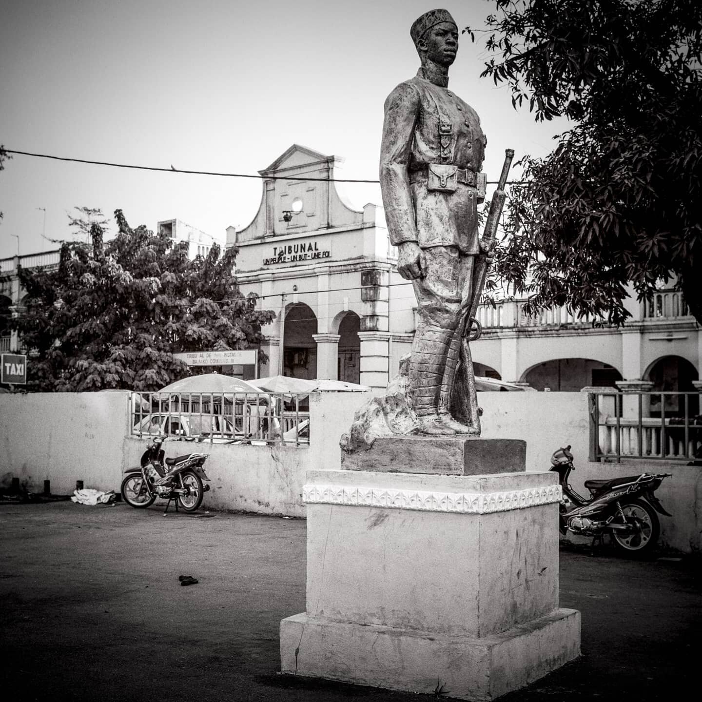 Le 1er d&eacute;cembre 1944 au camp militaire de Thiaroye &agrave; proximit&eacute; de Dakar a lieu le massacre de tirailleurs par l'arm&eacute;e fran&ccedil;aise.
Aux Martyrs de Thiaroye, Bamako, Mali, 2013