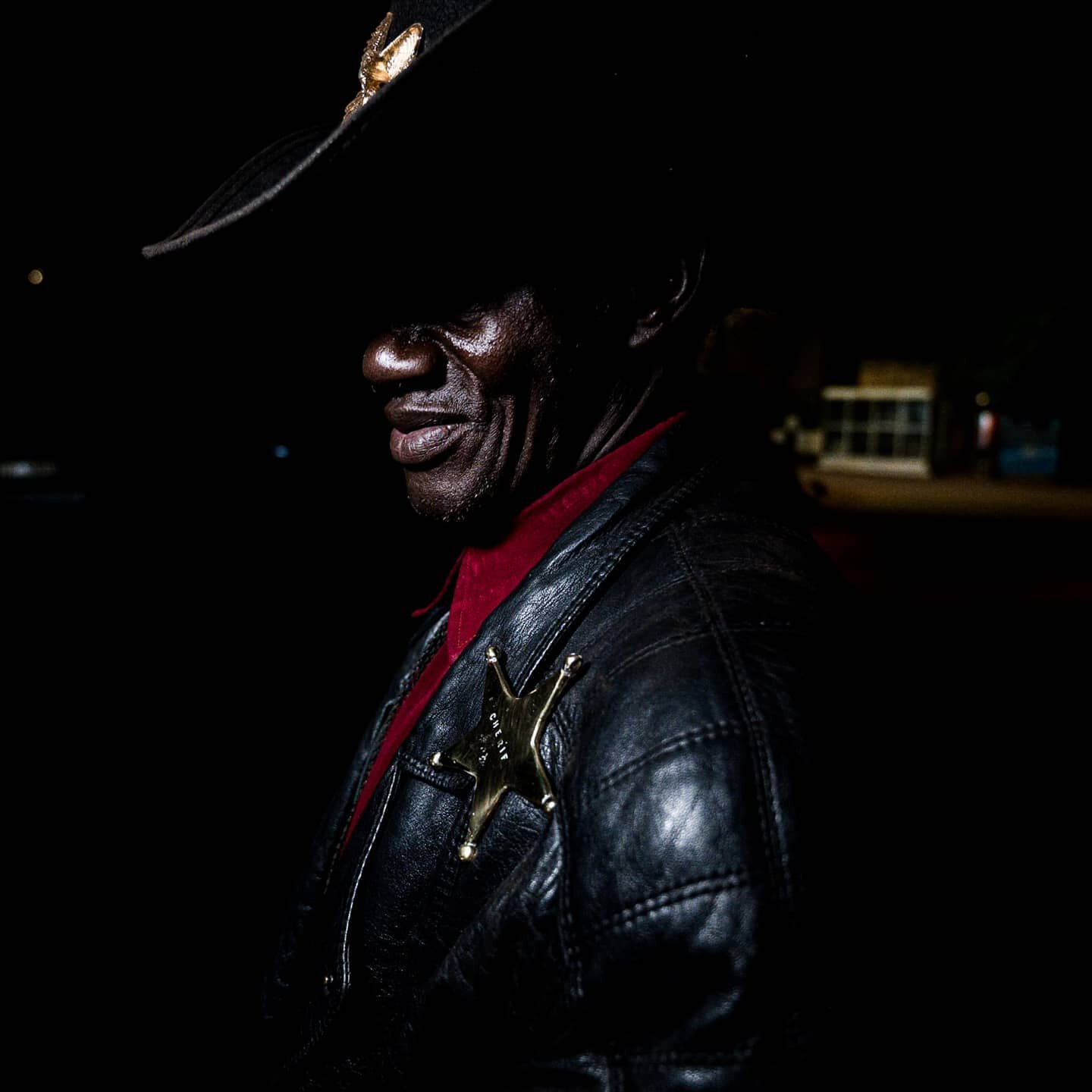 Le Sh&eacute;rif de Ouidi, les cavaliers de Ouaga et moi m&ecirc;me, sommes heureux de vous annoncer que la s&eacute;rie (en cours) &quot;les cowboys sont toujours noirs&quot; a re&ccedil;u le prix du public des ZOOMS du @salonphotoparis. mille merci