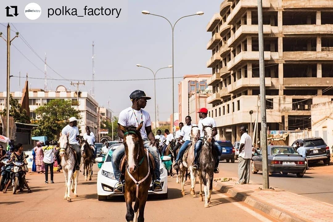 #Repost @polka_factory
&bull; &bull; &bull; &bull; &bull; &bull;
Polka Factory

A travers l&rsquo;objectif d&rsquo;Aurélien Gillier les habitants d&rsquo;un quartier populaire de Ouagadougou deviennent les cow-boys du &ldquo;Nouveau Western&rdquo;. 