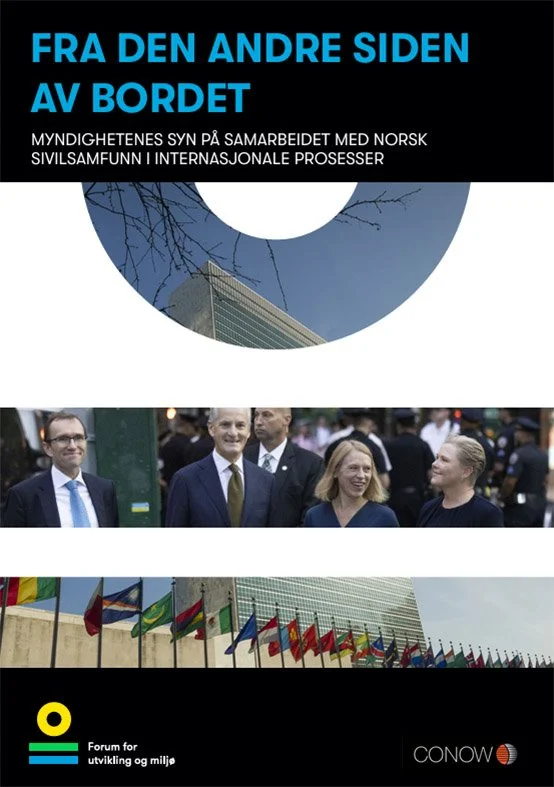 Fra den andre siden av bordet