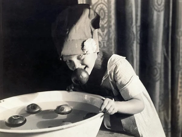 halloween-100-years-ago-apples_28095_600x450.jpg