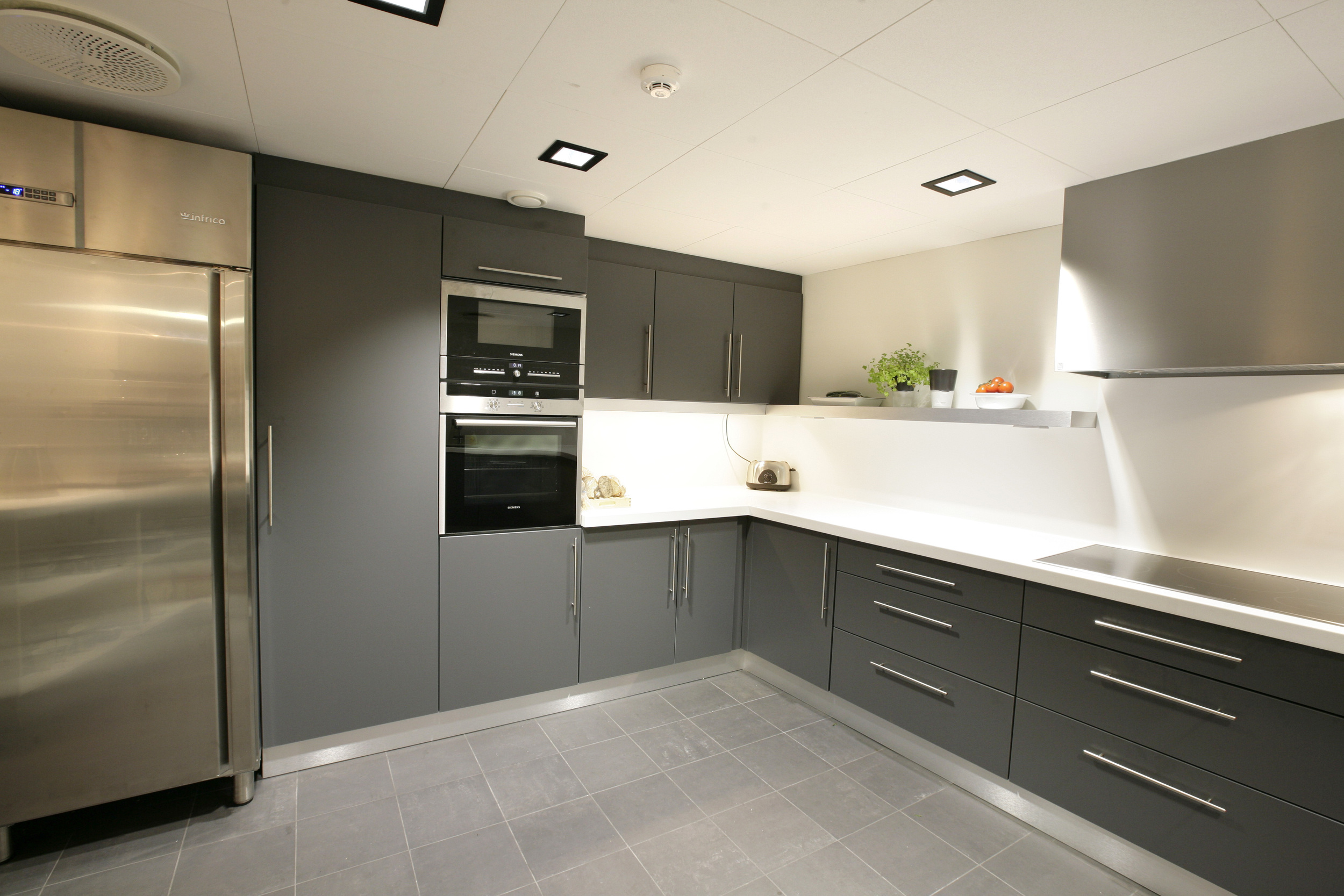  Kjøkken i stilfullt grå laminat med
Corianplater. 






  
  
   
   
  
  

  
  
   Normal 
   0 
   
   
   
   
   false 
   false 
   false 
   
   NO-BOK 
   JA 
   X-NONE 
   
    
    
    
    
    
    
    
    
    
   
   
    
    
  