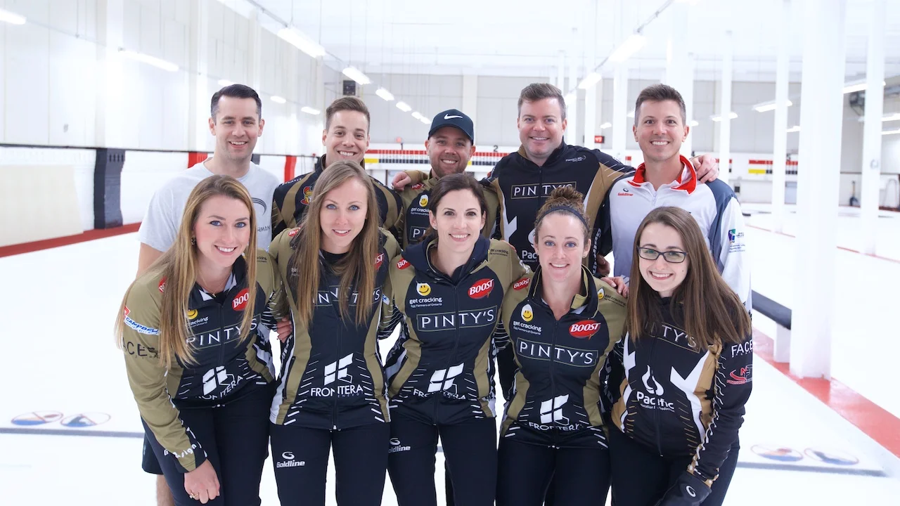 Front: Emma Miskew (Third), Rachel Homan (Skip), Lisa Weagle (Lead), Joanne Courtney (Second), Cheryl Kreviazuk (Alternate). Back: Neil Frotten (NF Functional Performance), Joey Taylor (Instructor), Adam Kingsbury (Coach and Marble Labs), Darren McEwen (Team Homan Media), Kyle Paquette (Marble Labs).