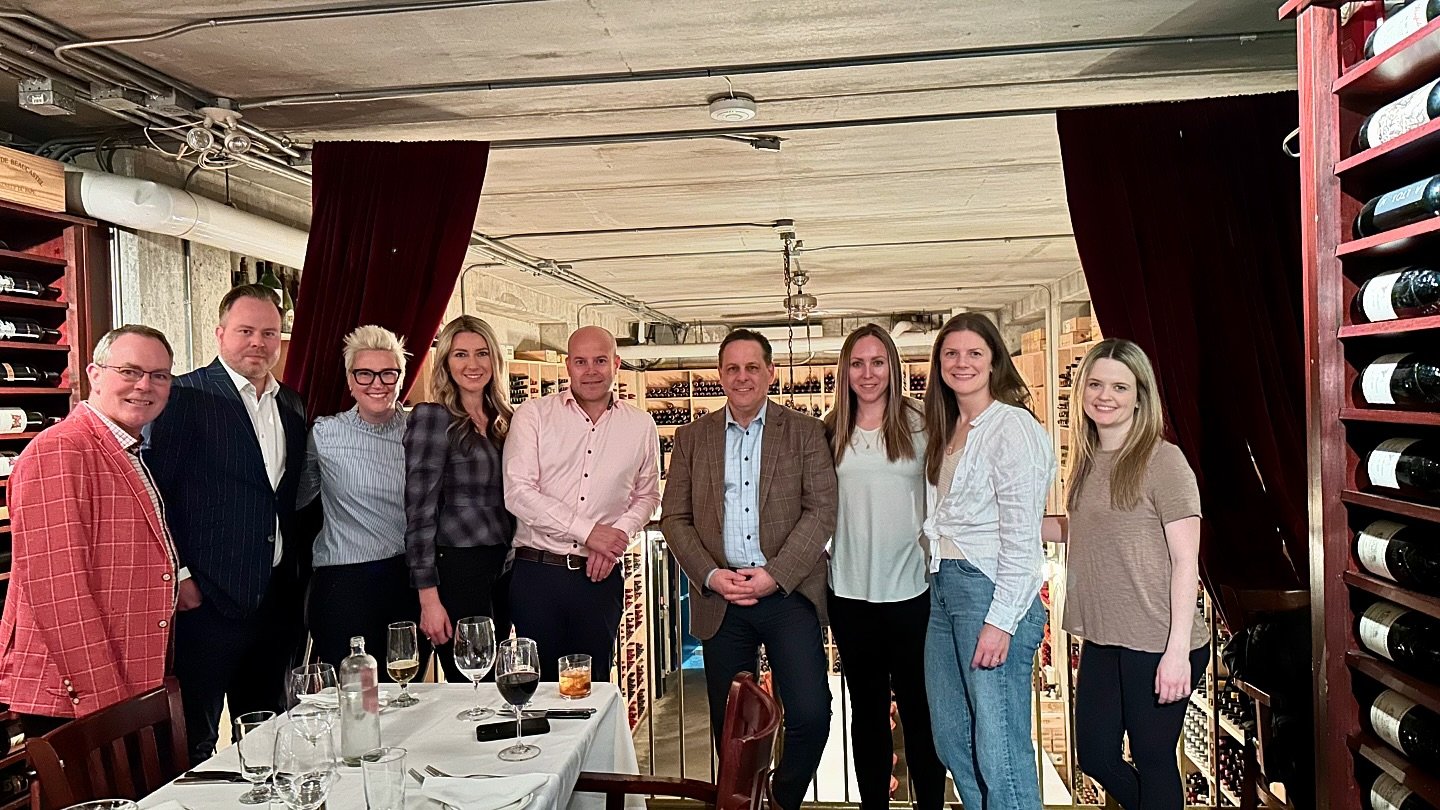 Another great dinner to wrap up our season, this one is with our incredible partners at @amjcampbell (and @erinflowerz from @goldlinecurling also made an appearance). ❤️ #sponsorlove