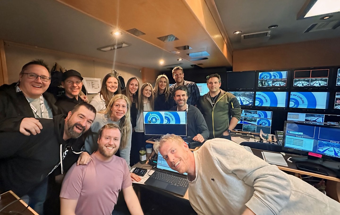 The awesome @sportsnet crew that took us on tour in their production truck 🤩 Stay tuned on the @grandslamofcurling social channels for the behind-the-scenes tour. 

And tune into our semi-final game at 7:30pm 🆚 Tirinzoni 📺