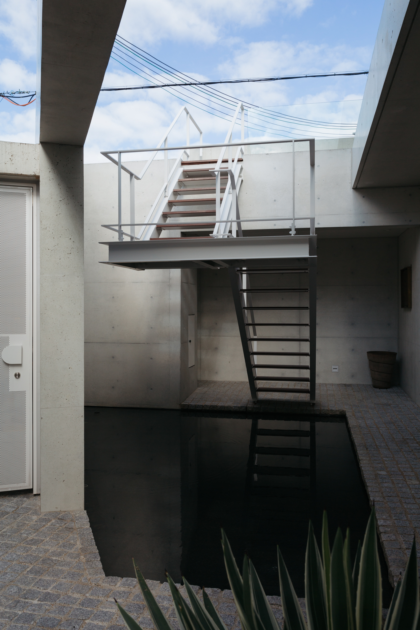 House in Yamanoi: Stairs and Water