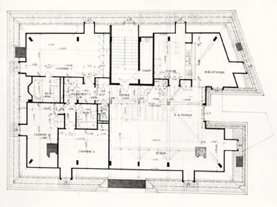 Immeuble 18e dans centre historique.