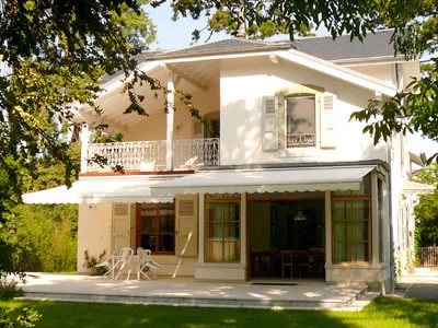 Adjonction d'un corps de bâtiment avec véranda.