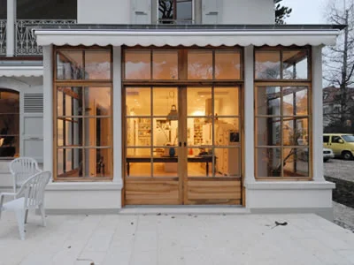 Adjonction d'un corps de bâtiment avec véranda.