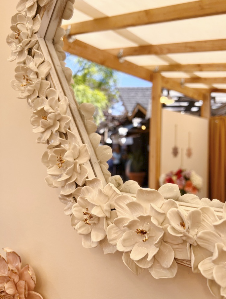 octogan mirror close up.PNG