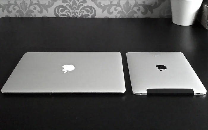 13-inch-MacBook-Air-vs.-iPad-3G.jpg