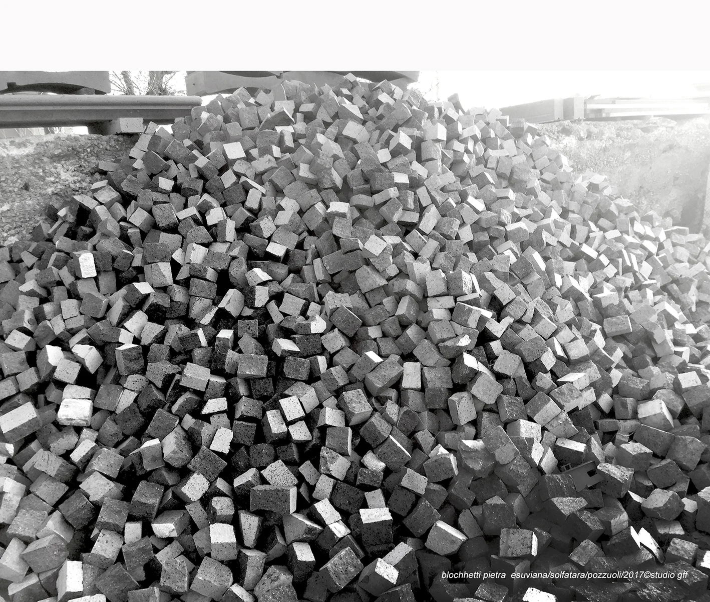 blocchetti pietra  esuviana:solfatara:pozzuoli:2017©studio gff.JPG