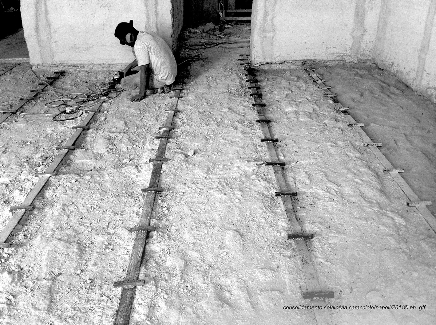 consolidamento solaio:via caracciolo:napoli:2011© ph. gff.jpg