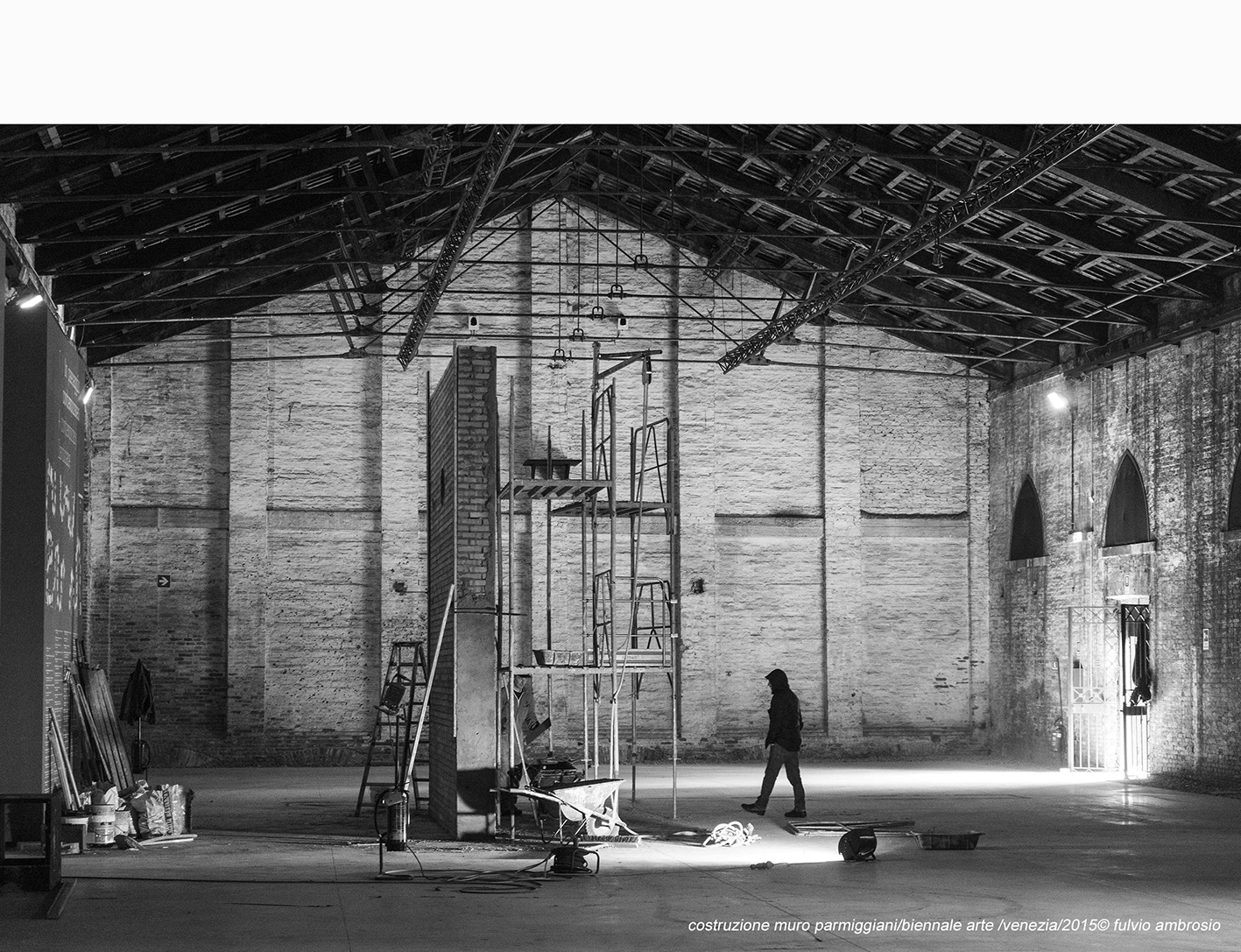 costruzione muro parmiggiani:biennale arte :venezia:2015© fulvio ambrosio.jpg