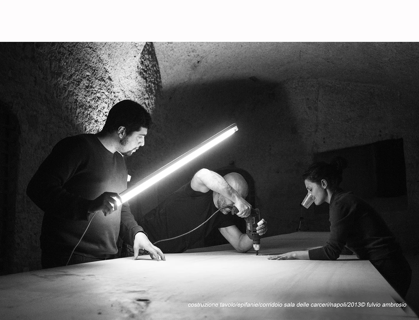 costruzione tavolo:epifanie:corridoio sala delle carceri:napoli:2013© fulvio ambrosio.jpg