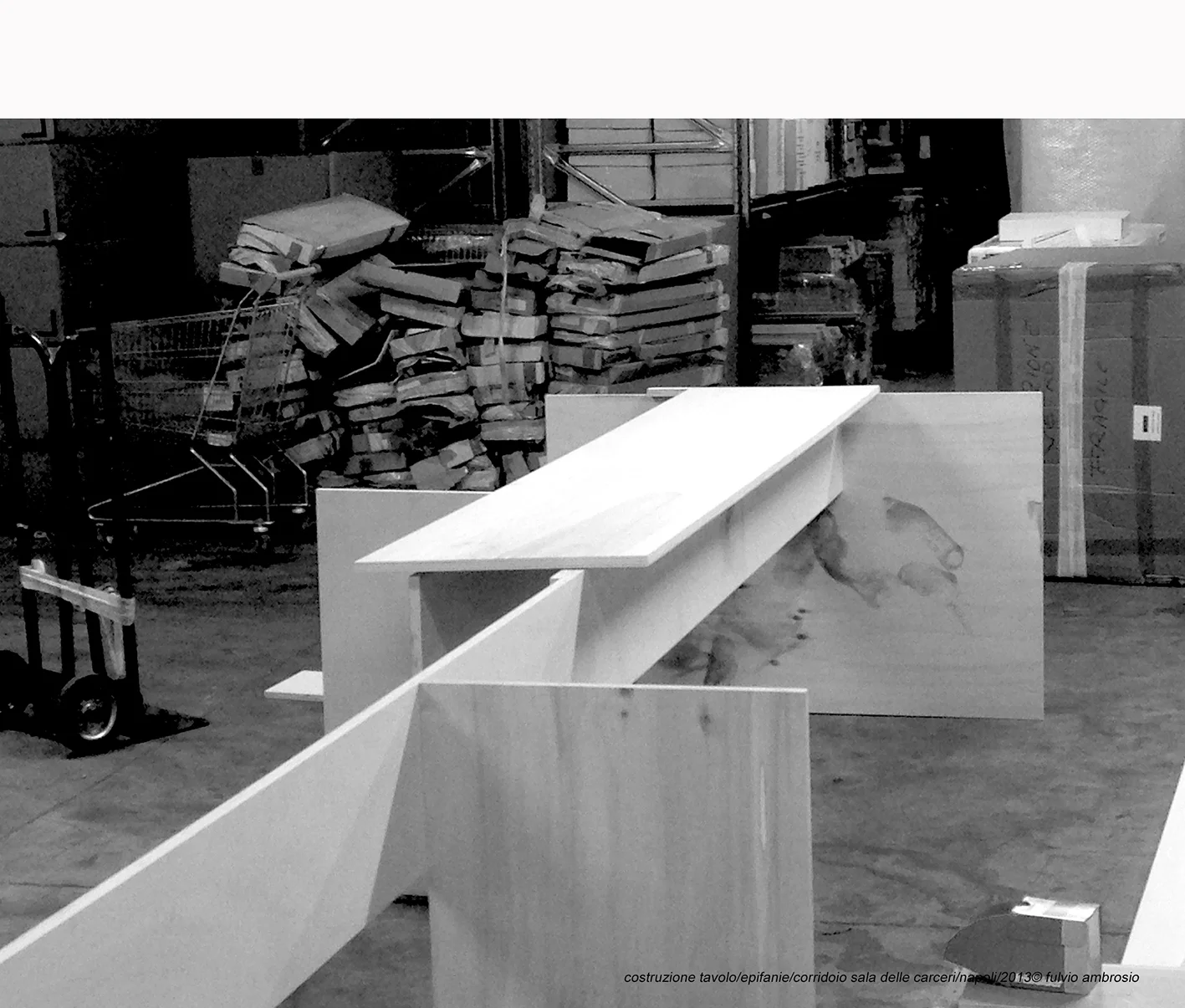 costruzione tavolo2:epifanie:corridoio sala delle carceri:napoli:2013© fulvio ambrosio.JPG