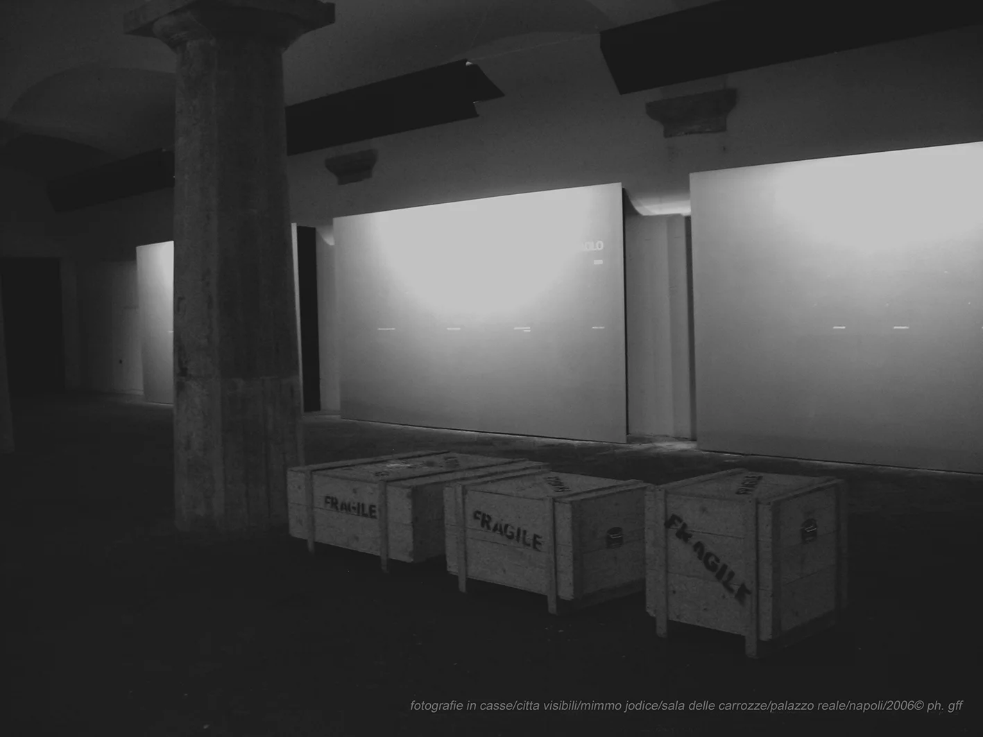 fotografie in casse:città visibili:mimmo jodice:sala delle carrozze:palazzo reale:napoli:2006© ph. gff.JPG