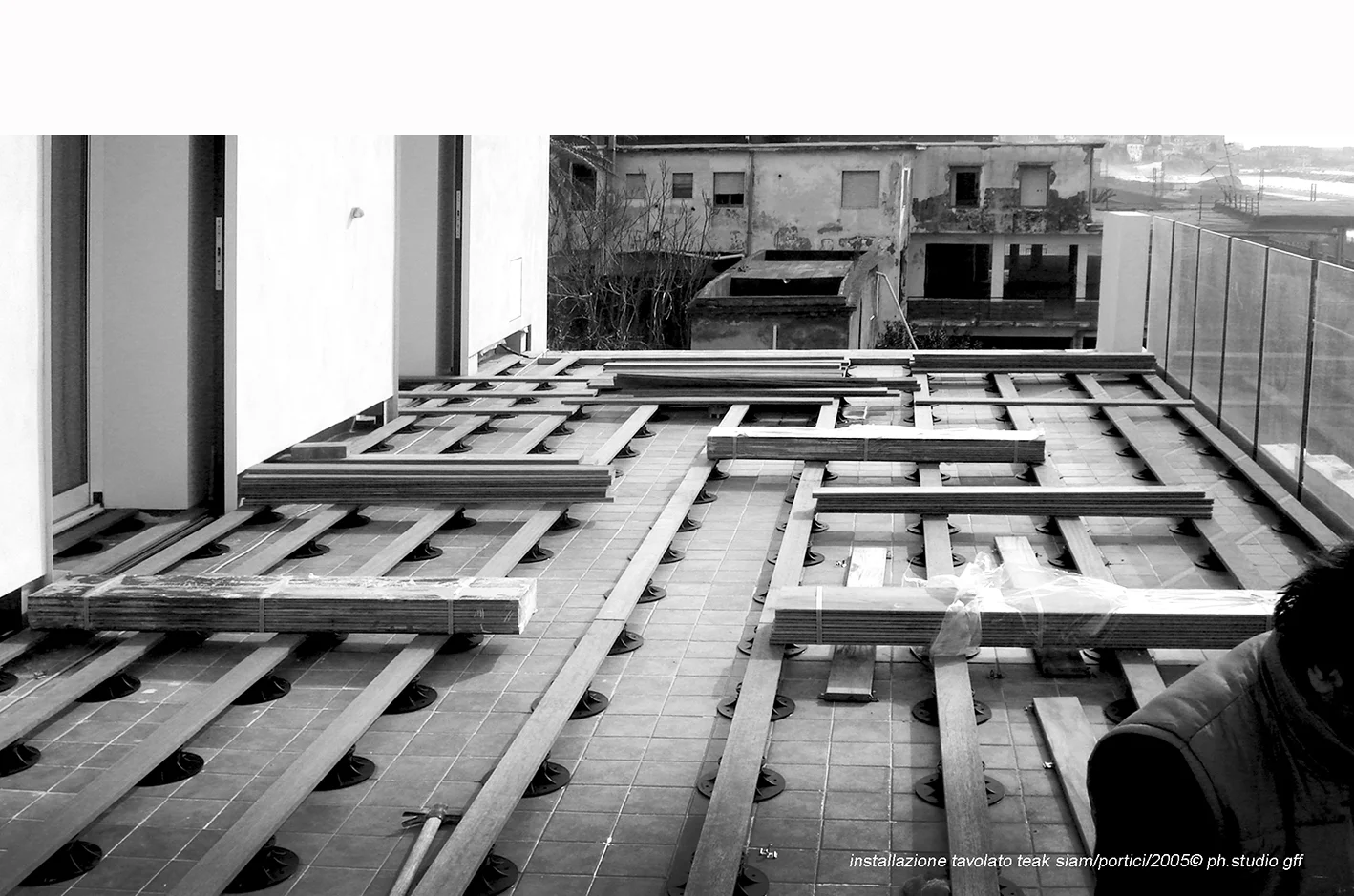 installazione tavolato teak siam:portici:2005© ph.studio gff.JPG