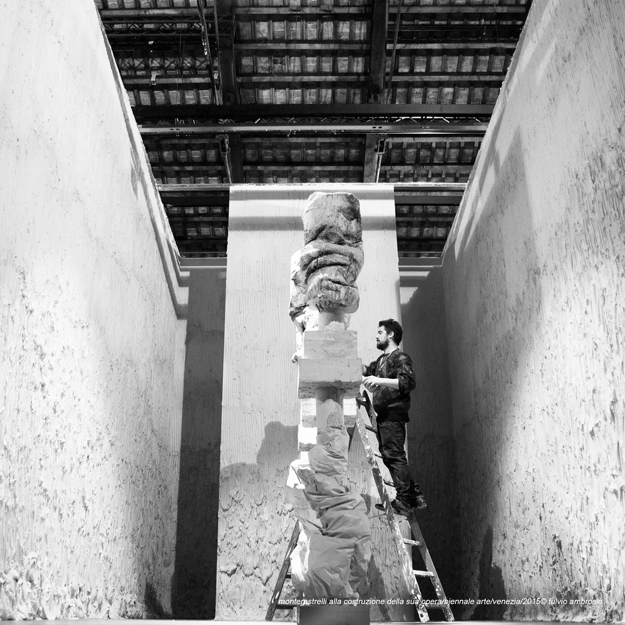 monterastrelli alla costruzione della sua opera:biennale arte:venezia:2015© fulvio ambrosio.jpg