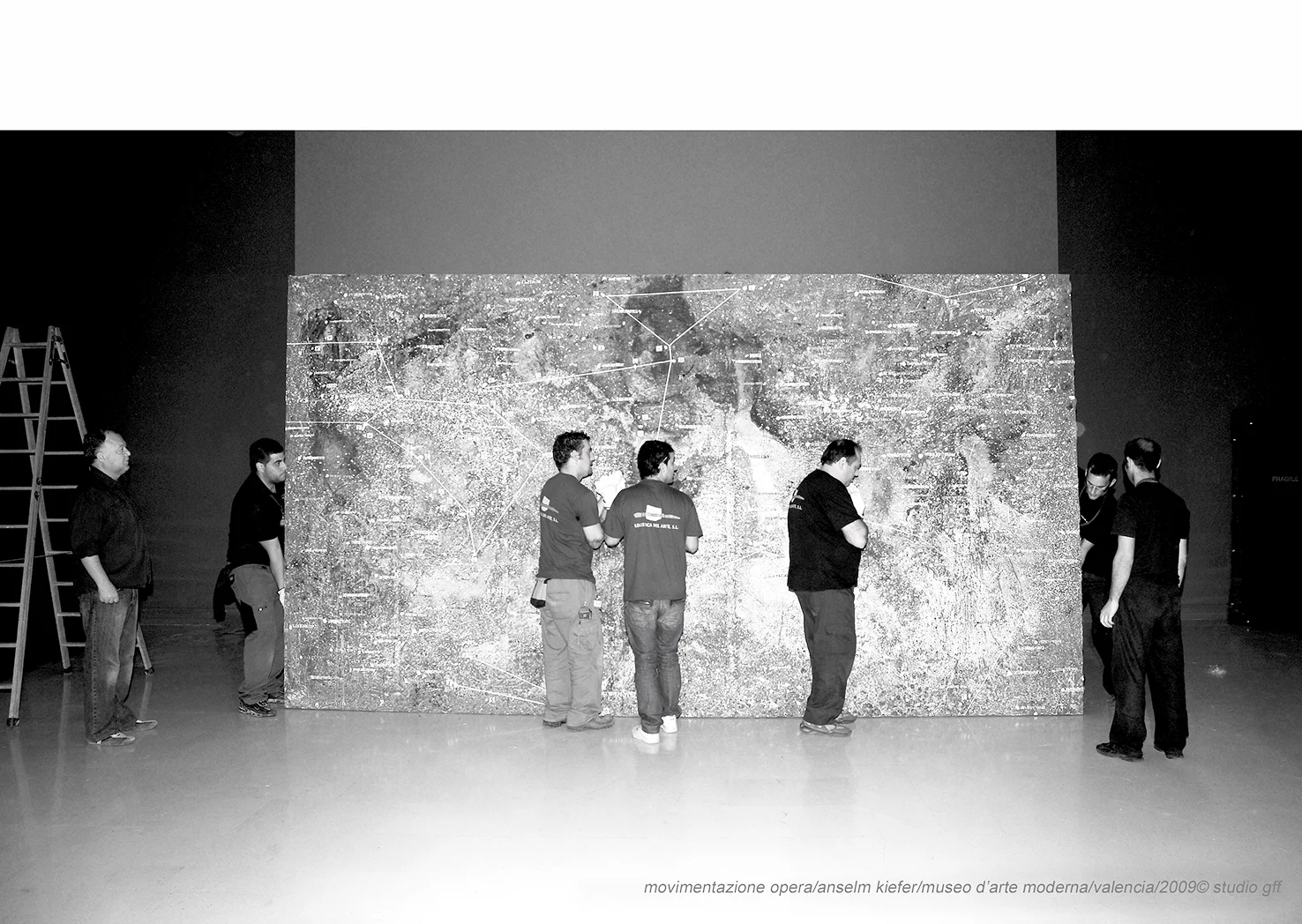 movimentazione opera:anselm kiefer:museo d’arte moderna:valencia:2009© studio gff.jpg