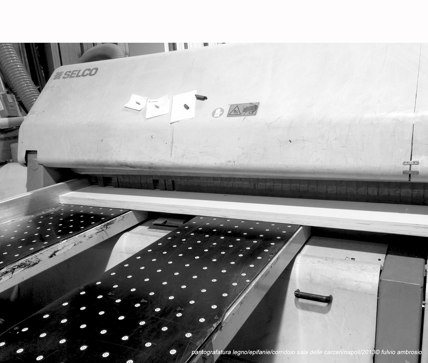 pantografatura legno:epifanie:corridoio sala delle carceri:napoli:2013© fulvio ambrosio.JPG
