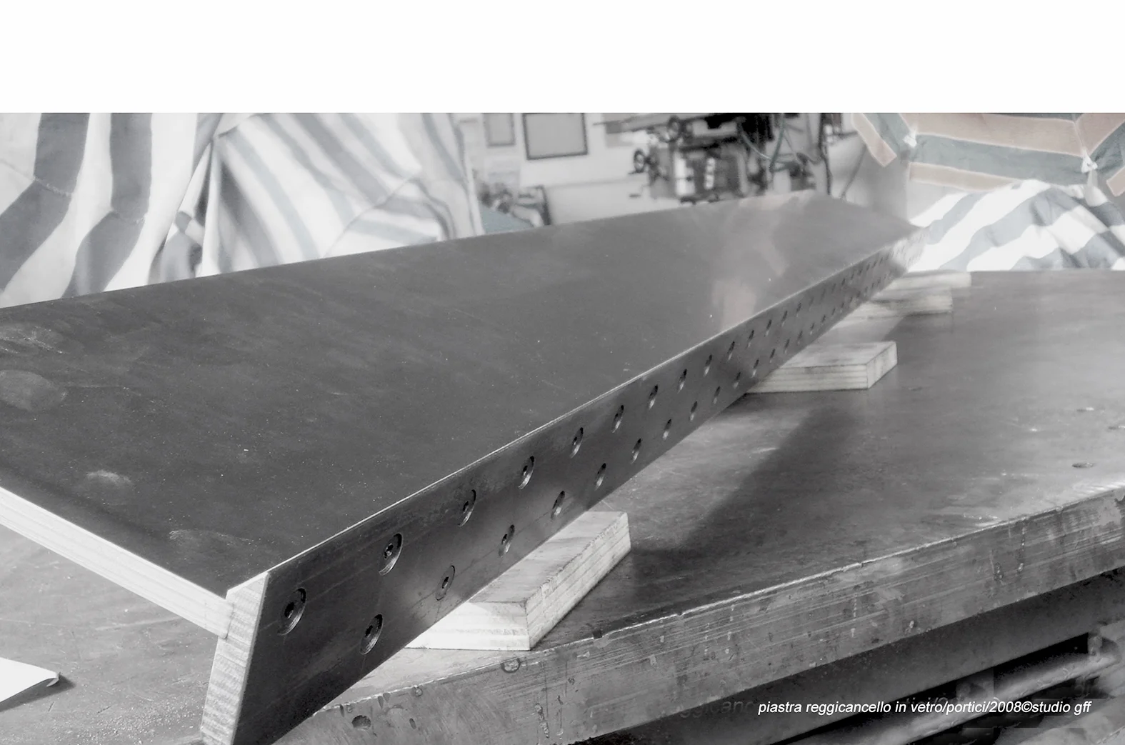 piastra reggicancello in vetro:portici:2008©studio gff.JPG