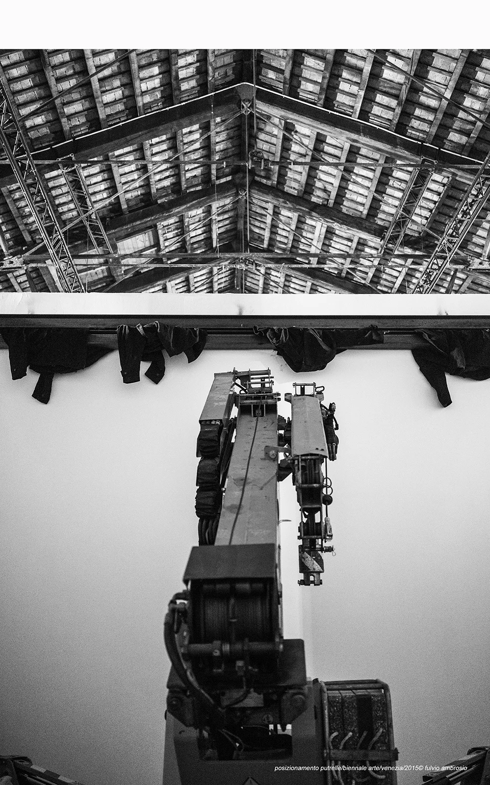 posizionamento putrelle:biennale arte:venezia:2015© fulvio ambrosio.jpg