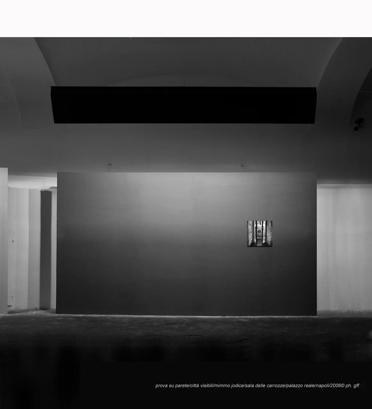 prova su parete:città visibili:mimmo jodice:sala delle carrozze:palazzo reale:napoli:2006© ph. gff.jpg