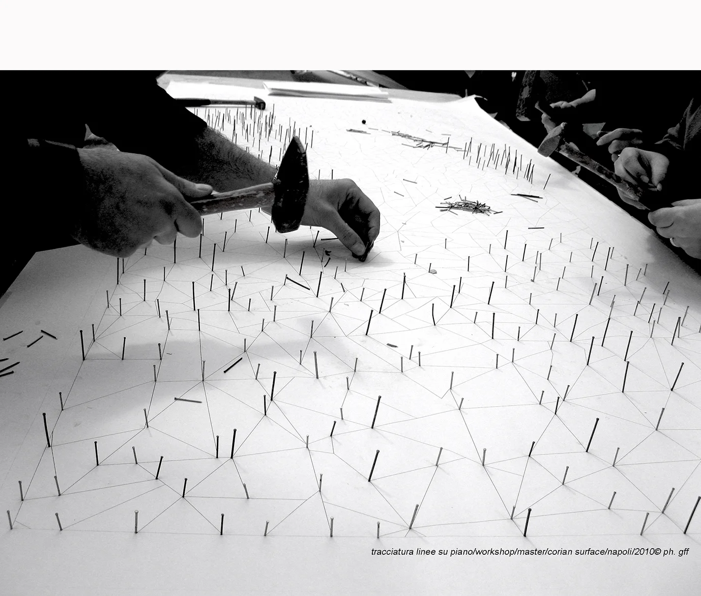 tracciatura linee su piano:workshop:master:corian surface:napoli:2010© ph. gff.JPG