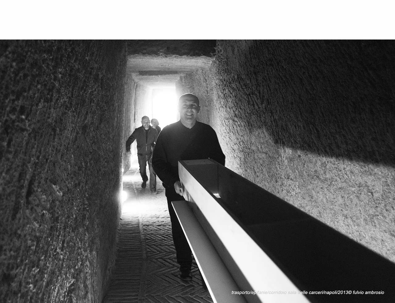 trasporto:epifanie:corridoio sala delle carceri:napoli:2013© fulvio ambrosio.jpg