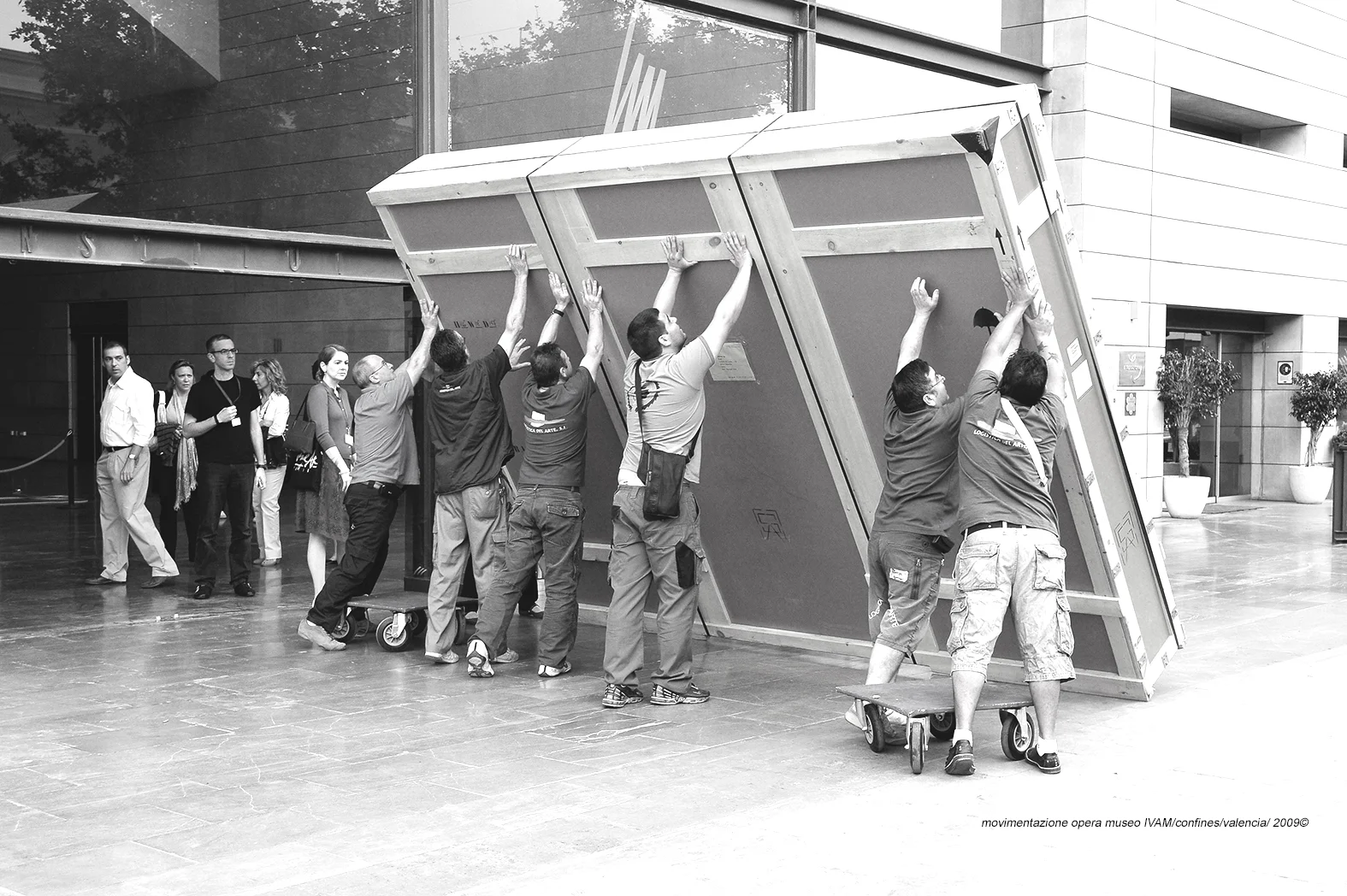 movimentazione opera museo IVAM:confines:valencia: 2009© .jpg