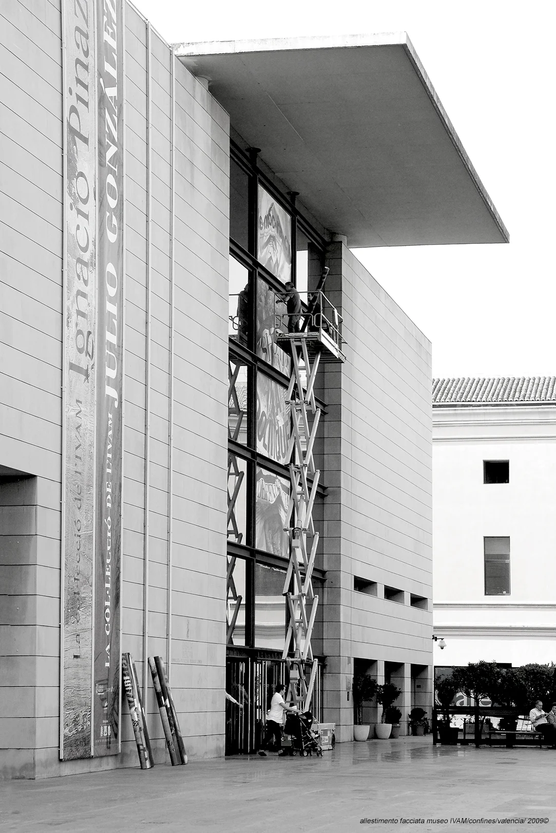 allestimento facciata museo IVAM:confines:valencia: 2009© .jpg