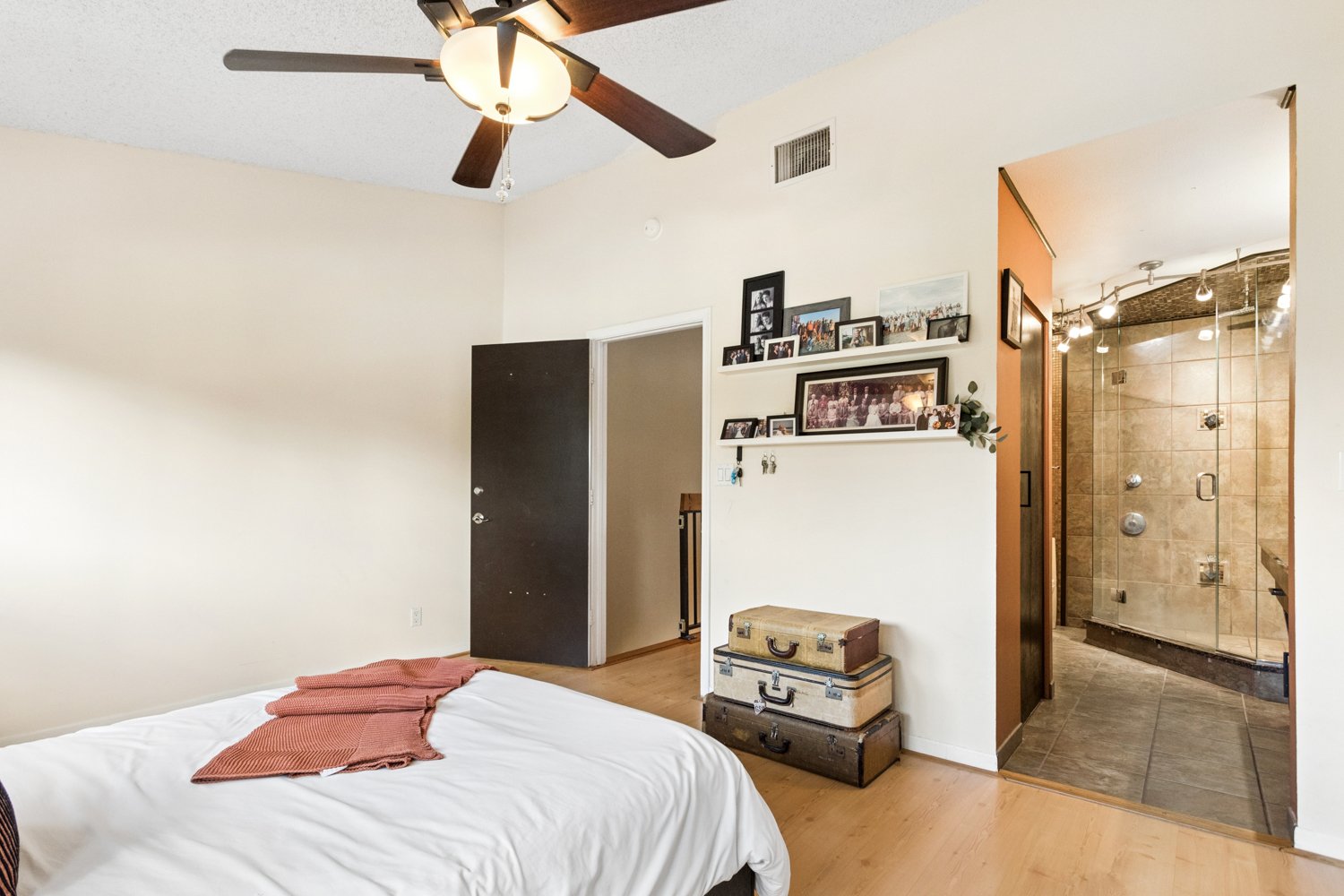 3050.S.Oakland.MLS (17 of 27).jpg