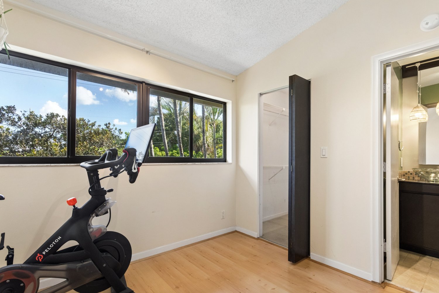 3050.S.Oakland.MLS (21 of 27).jpg