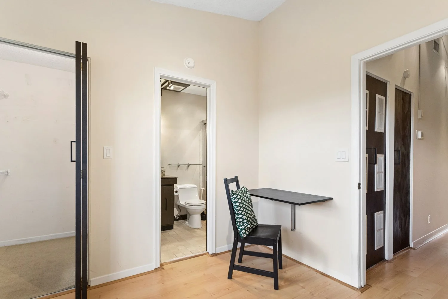 3050.S.Oakland.MLS (22 of 27).jpg