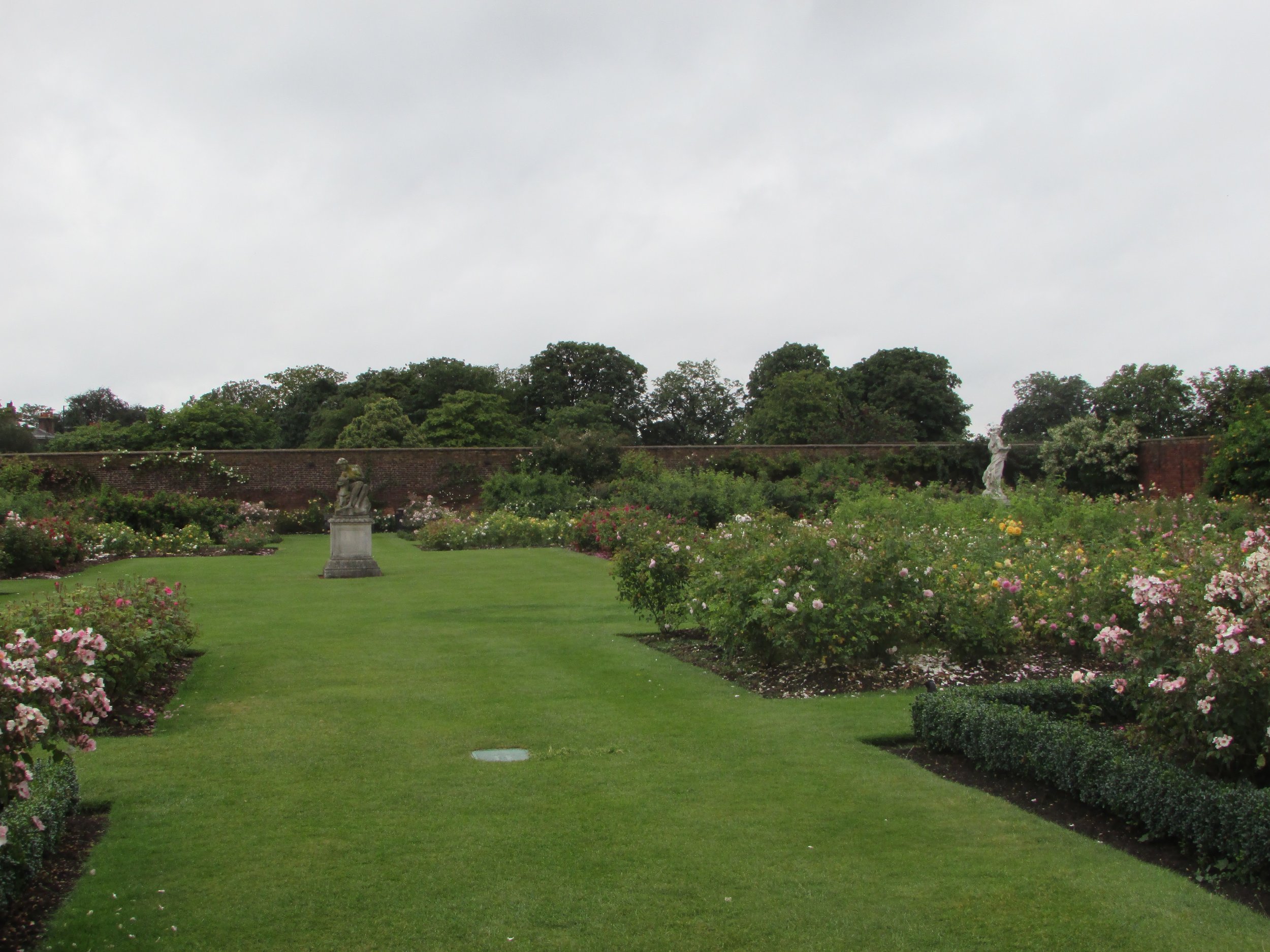 Hampton Court gardens 2.jpg