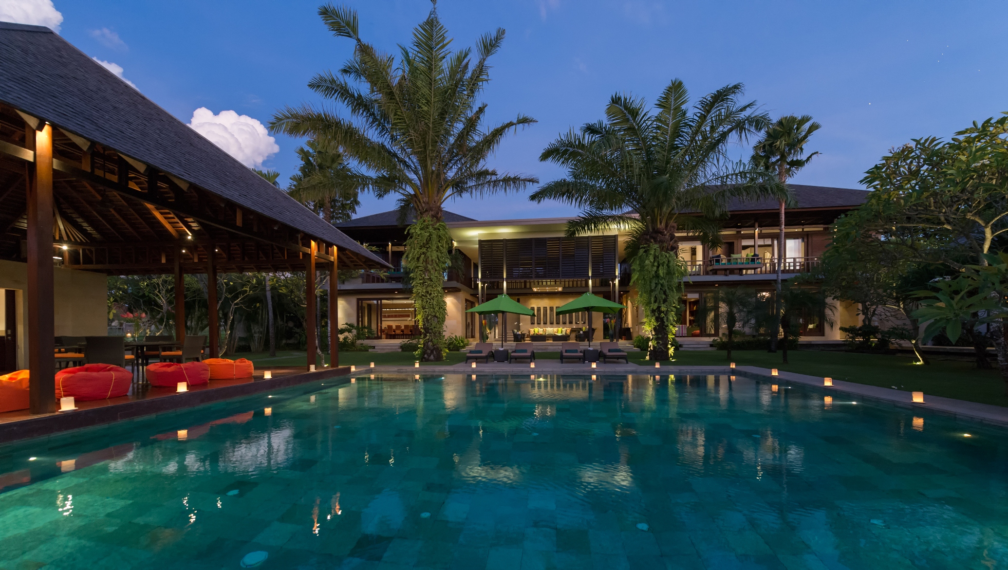 Bendega-Nui-Pool-and-villa-at-night.jpg