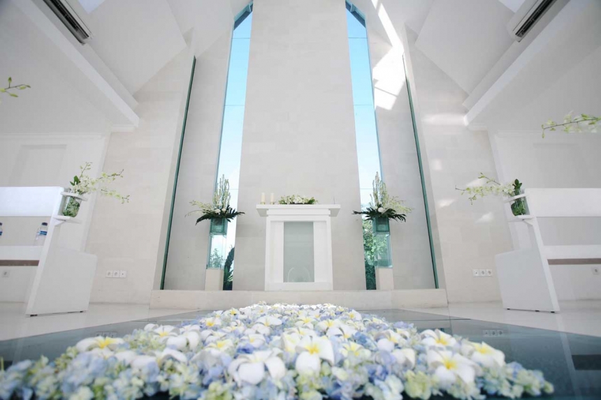AMANDA-CHAPEL-INSIDE(pp_w860_h573).jpg